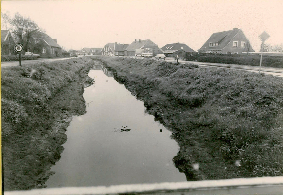 Blick von der Frerichsbrücke kanalaufwärts