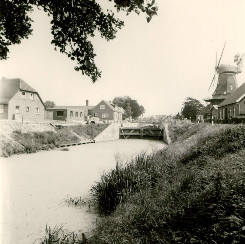 Hier umgekehrter Blick von der Schevenbrück  auf die sanierte Schleuse in Westgroßefehn 1986.